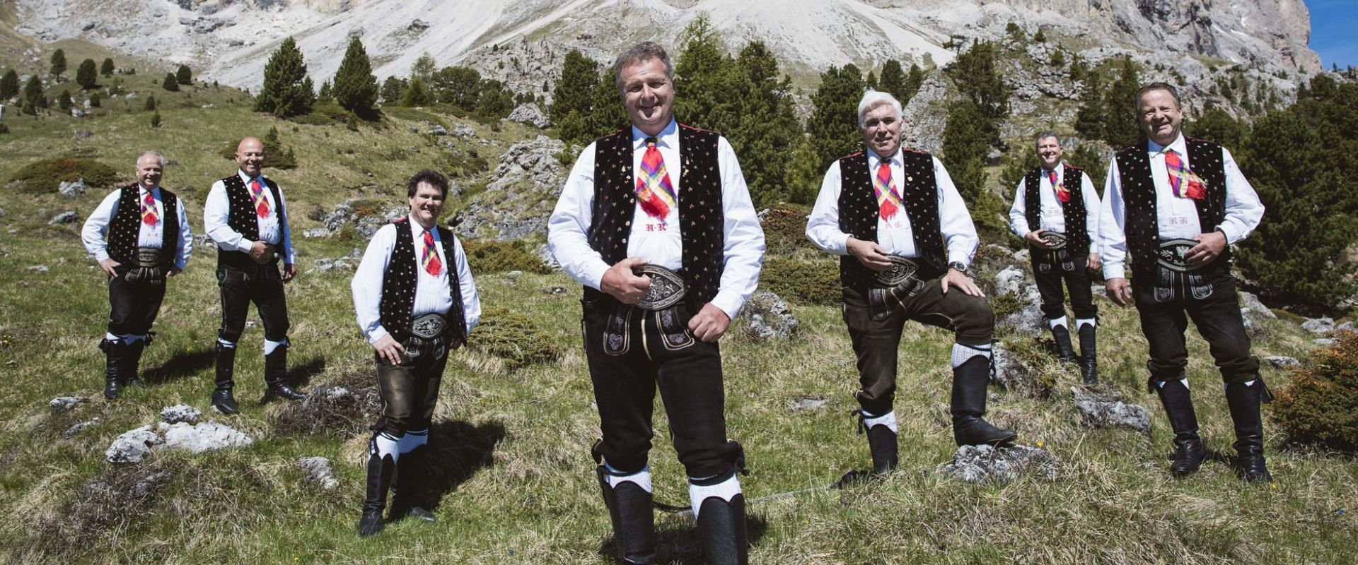 Die Musiker der Kastelruther Spatzen vor einem Alpen-Panorama.