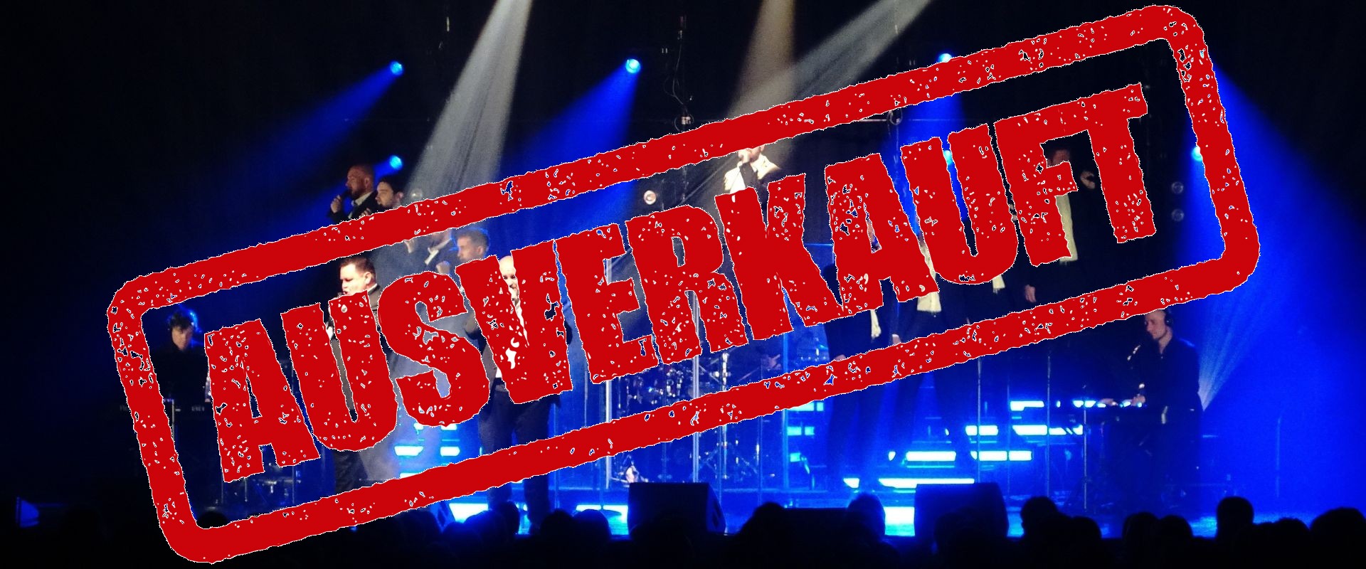 The 12 Tenors, Forum, Altötting, Foto Veranstalter 12 Sänger in schwarzen Anzügen auf der Bühne.