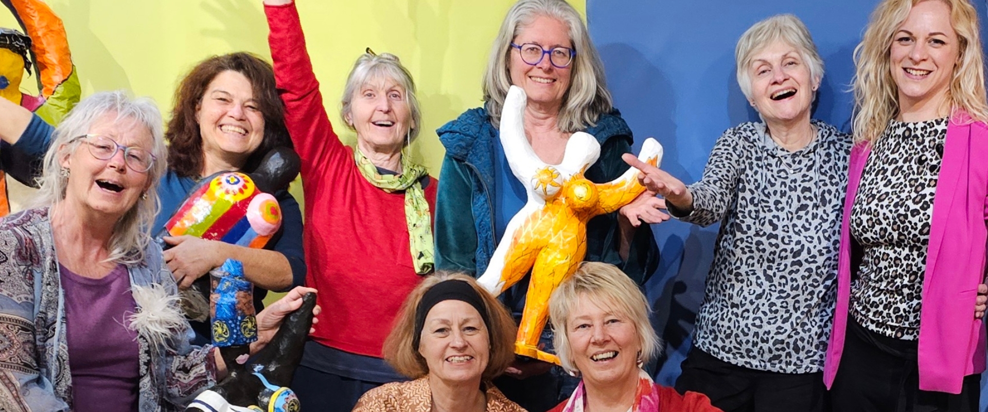 Gruppenfoto Künstlerinnen Frauenzimmer, Kultur im Rathaus Altötting, Foto: Frauenzimmer Gruppenfoto der Künstlerinnen Frauenzimmer mit ihren Nanas