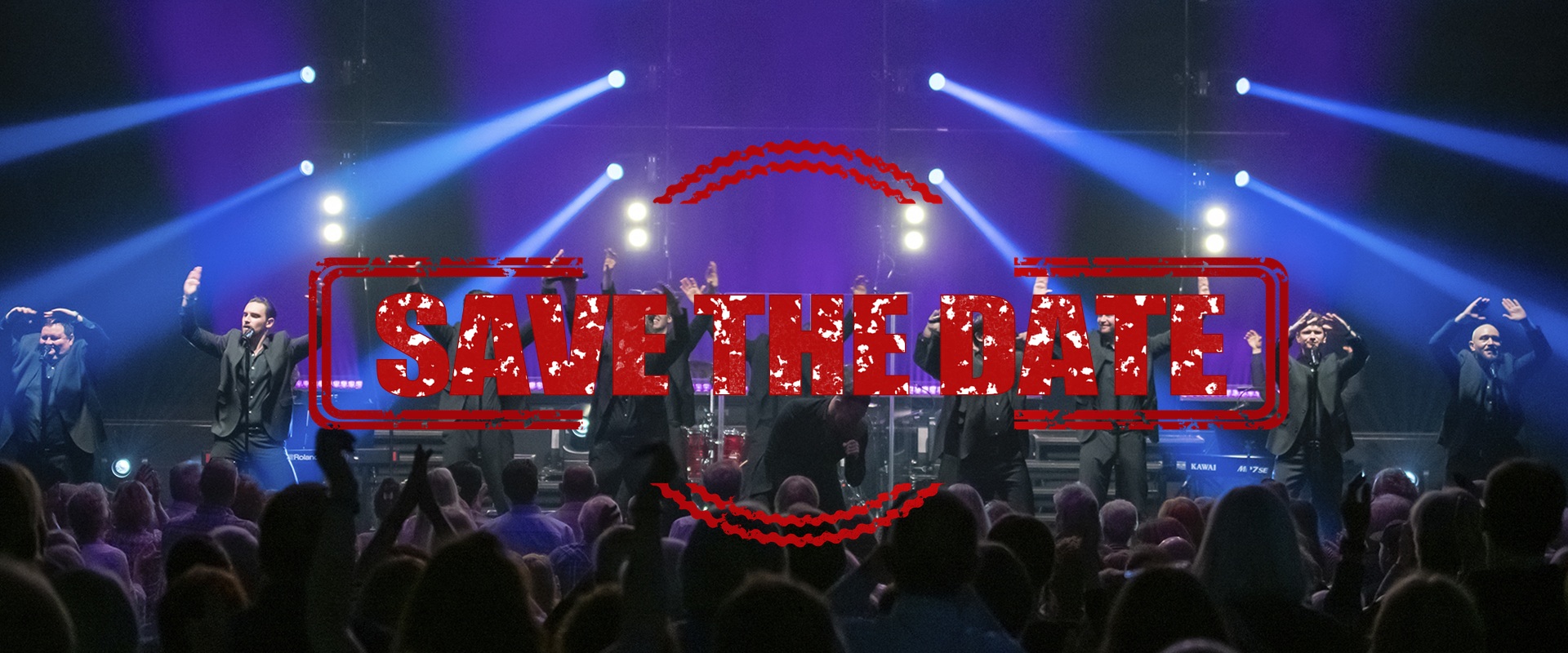 The 12 Tenors, Forum, Altötting, Foto Claudia Herzog 12 Sänger in schwarzen Anzügen auf der Bühne.