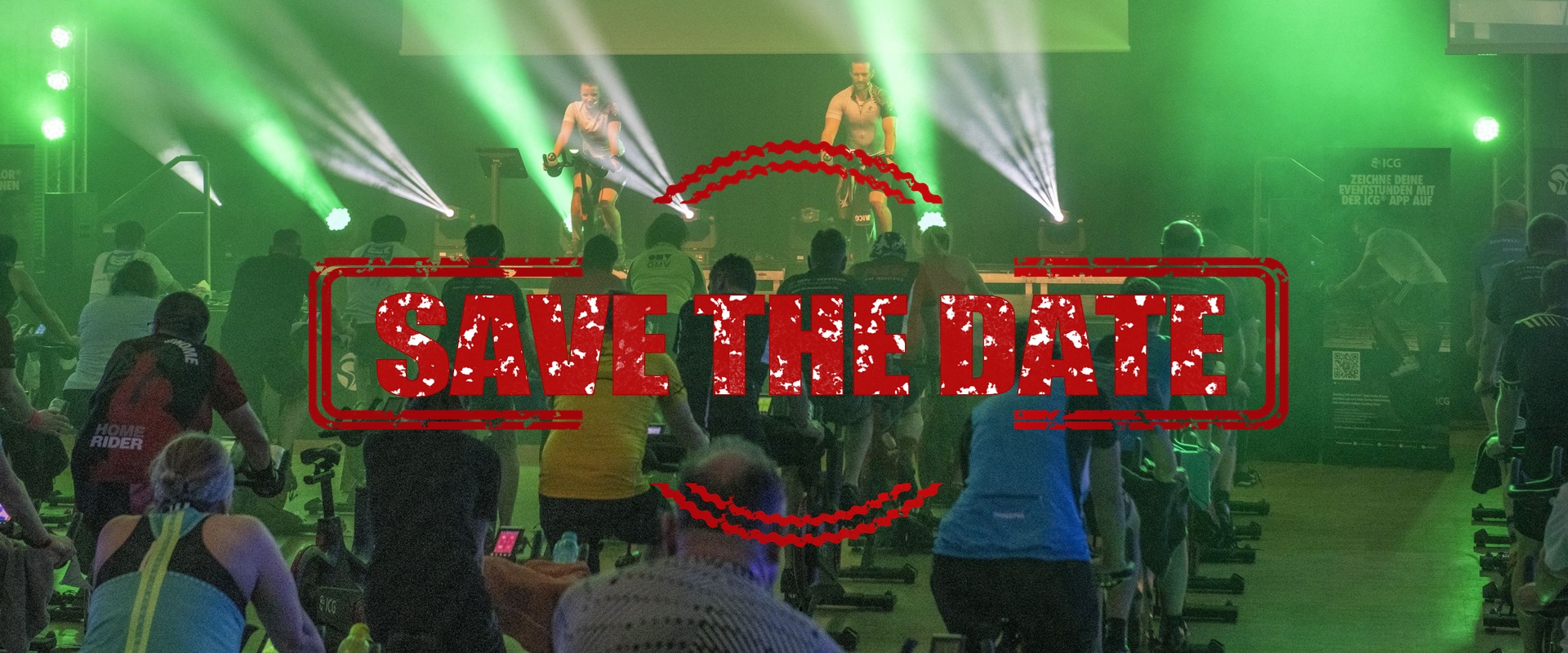 Raiffeisen-BRK Charity-Ride, Forum, Altoetting, Foto Veranstalter Menschen auf Fahrrädern in einer Halle