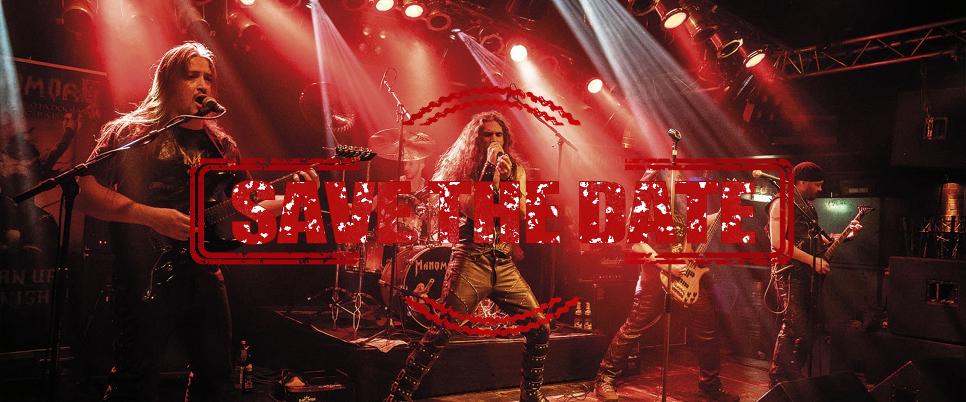 Manomore, Manoware, Abriss, Forum, Altötting, Bild Anima Nigra Drei Männer mit Gitarren stehen auf der Bühne und schwingen die Haare zum Head Banging.