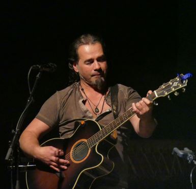Alfons Hasenknopf mit Gitarre auf der Bühne.