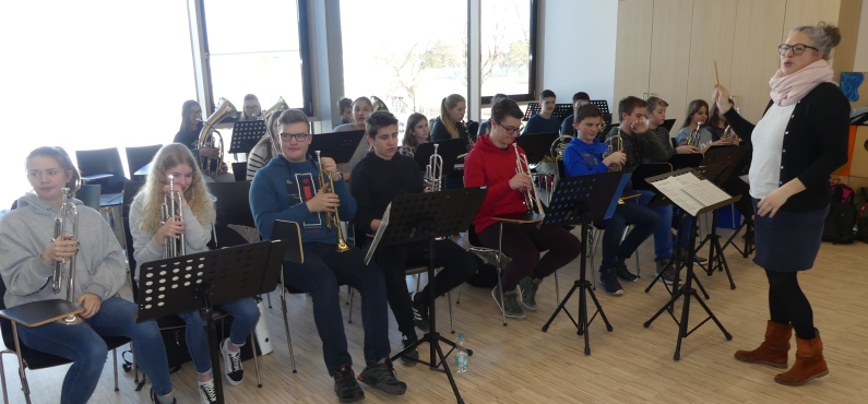 Die Schülerinnen und Schüler proben in der Herzog-Ludwig-Realschule für den Eurovision Song Contest.