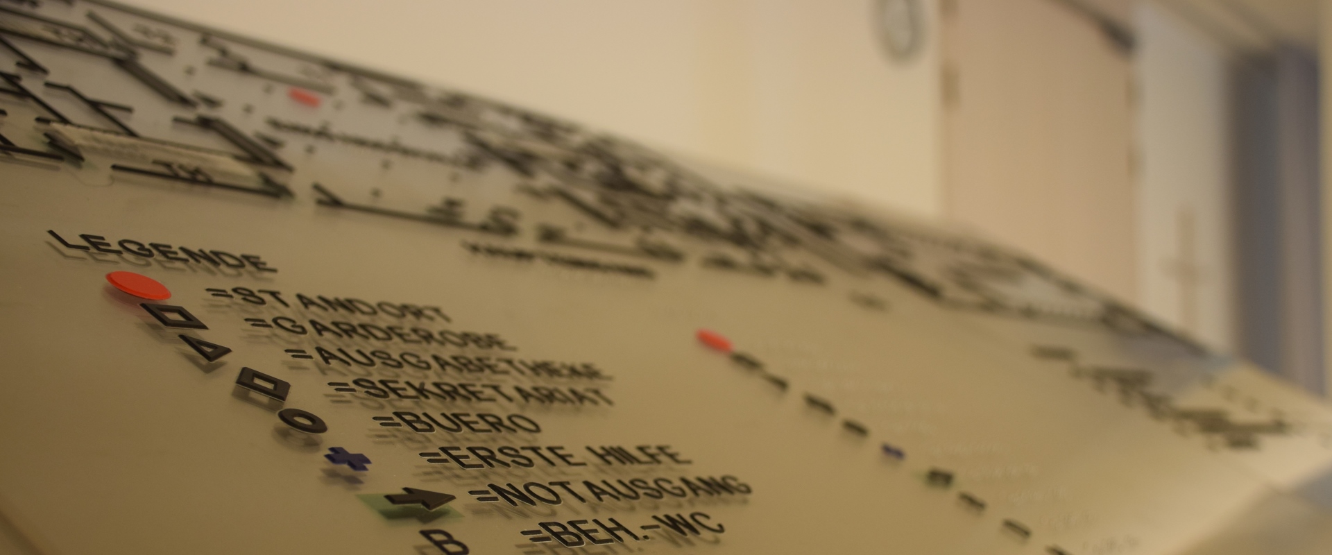 Die Informationstafeln im Altöttinger Forum sind Braille, für die Barrierefreiheit.
