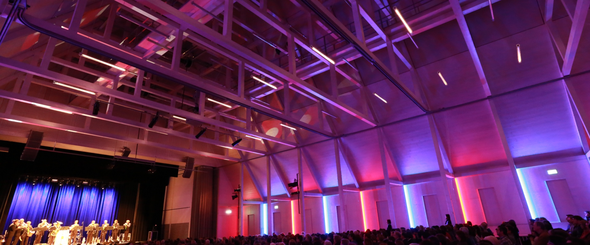 Raiffeisen-Saal Reihenbestuhlung Konzert Dachstuhl bunte Seitenbeleuchtung Forum Altötting