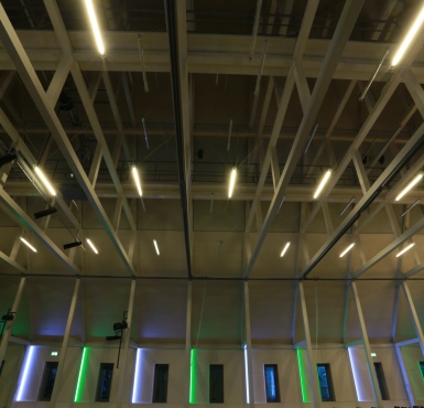 Raiffeisen-Saal Dachstuhl mit bunter Seitenbeleuchtung