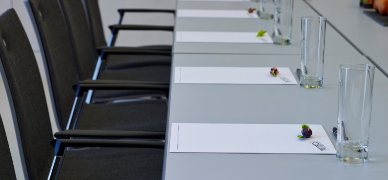 Tagungsraum Konferenzatmosphäre mit Blocktafel inkl. Block und Stift
