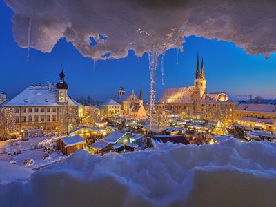 Christkindlmarkt, Altötting, Wirtschaftsverband Altötting, Bild Christian Dirschl Ein verschneiter Platz.