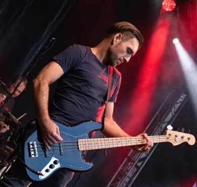 Sonic Fuze, Slayer by North of Hell, Abriss, Forum, Altoetting, Bild Band Ein Mann spielt Gitarre.
