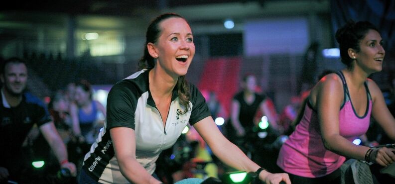 Raiffeisen-BRK Charity-Ride, Forum, Altoetting, Foto Indoor Cycling Group Große Freude beim Indoor Cycling