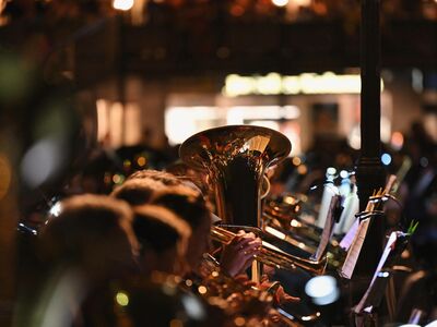 Musikkapelle, Jahreskonzert, Forum, Altötting, Bild Pixabay Eine Tuba im Gegenlicht.