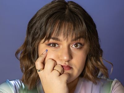 Teresa Reichl, Bis Jetzt, KULTUR+KONGRESS FORUM ALTÖTTING, Foto Agentur Zweigold Die Kabarettistin Teresa Reichl guckt nachdenklich in die Kamera.