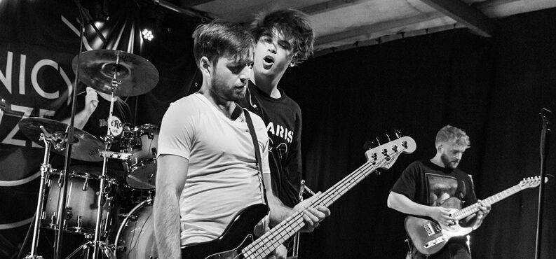 Sonic Fuze, Slayer by North of Hell, Abriss, Forum, Altoetting, Bild Facebook Band Vier Musiker auf der Bühne.