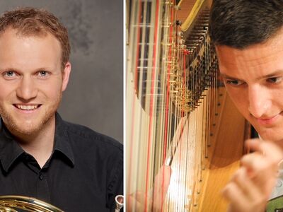 Harfe und Horn, Senioren Weihnachten, Forum Altoetting Bild Gisela Schregle, Bild Markus Schmuck Zwei Musiker, einer mit Horn und einer an der Harfe.