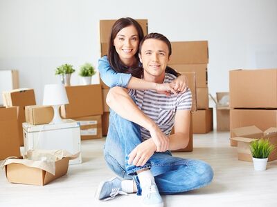 Mein Zuhause, Immobilienmesse, Inn-Salzach Forum, Altötting, Bild Pixabay Ein junges Paar beim Umzug.