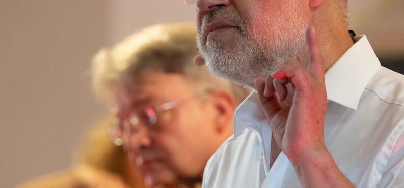 Portrait Harald Lesch mit erhobenem Zeige-Finger