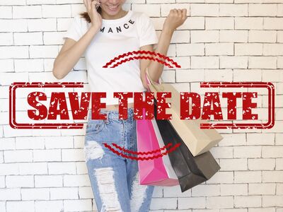 2nd life, Second Hand Mode, Mädchenkram, Forum, Altötting, Bild Pixabay Eine junge Frau mit vielen Einkaufstaschen steht in Sommerkleidung an einer Wand und telefoniert.