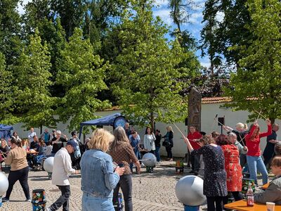 Reges Treiben auf dem Zuccalliplatz Altötting, Fest der Begegnung