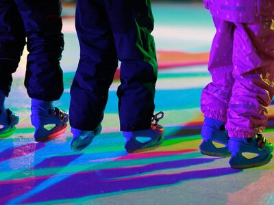 Eislaufspaß für Groß & Klein auf der hochmoderne Synthetik-Eisbahn am Bahnhofplatz!