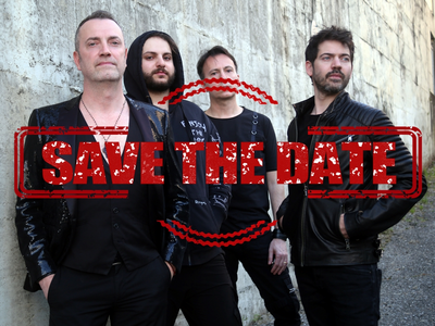 Vier Männer in schwarzer Lederjacke vor einer Wand.