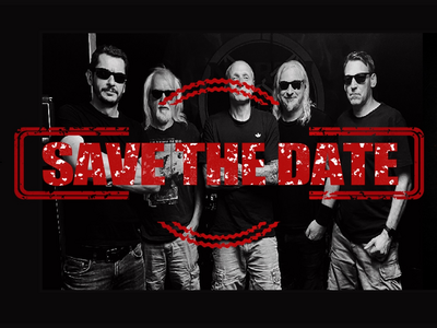 5 Männer in schwarzen T-Shirts.