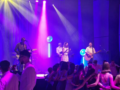 Baeck in Town, Open Air, Forum, Altoetting, Sommer in Altötting, Foto Band Eine Band auf einer Bühne mit farbigem Licht.