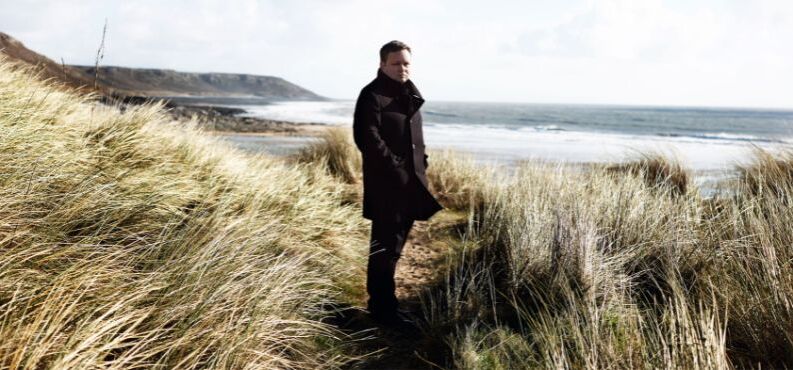 Paul Potts, KULTUR+KONGRESS FORUM ALTÖTTING, Foto: Max Dodson Der weltberühmte Tenor Paul Potts nachdenklich bei einem Spaziergang am einsamen Strand.