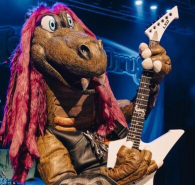 Heavysaurus POMMESGABELTOUR, Forum Altötting, Foto Jens Vetter Riffi Raffi mit seiner Gitarren.