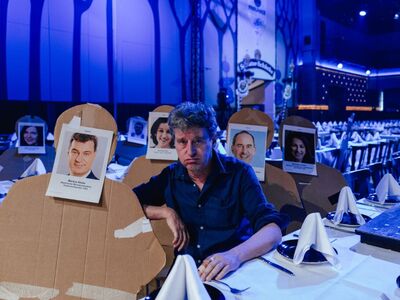 Ein Mann sitzt an einem Tisch.