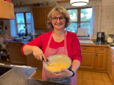 Sabine Zellhuber in einer Küche stehend