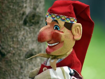 Eine KasperlHandpuppe mit roter Nase.