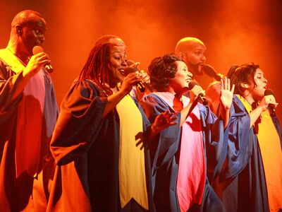 The USA Gospel Singers&Band, Frank Seer Showservice International, Kultur+Kongress Forum Altötting, Foto Lisa Gramlich Das Ensemble der USA Gospel Singers gemeinsam auf der Bühne.