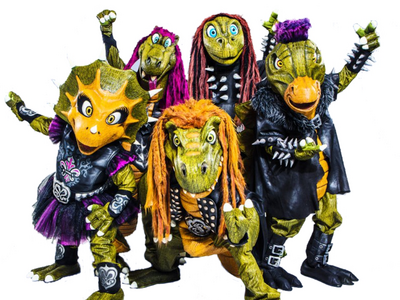 Heavysaurus POMMESGABELTOUR, Forum Altötting, Foto Franz Schepers Die Dinos der Rockband posieren gemeinsam.