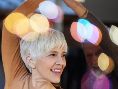 Senioren tanzen miteinander.