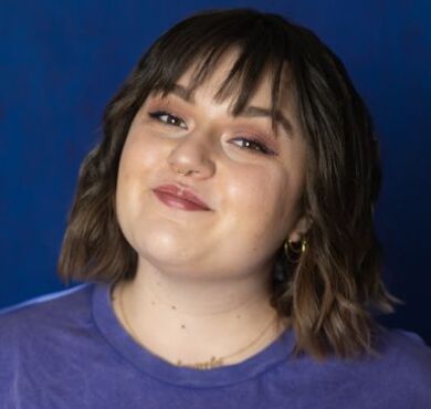 Teresa Reichl, Bis Jetzt, KULTUR+KONGRESS FORUM ALTÖTTING, Foto Agentur Zweigold Die Kabarettistin Teresa Reichl guckt verschmitzt in die Kamera.