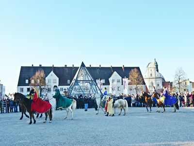 Stephani, Umritt, Altoetting, Kapellplatz, Oettinger Heimatbund, Bild Meinecke Pferde und Reiter in historischen Kostümen.
