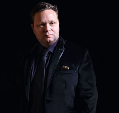 Paul Potts, KULTUR+KONGRESS FORUM ALTÖTTING, Foto: Max Dodson Der weltberühmte Tenor Paul Potts vor schwarzem Hintergrund.