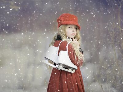 Kinderkleiderbasar, Kindergarten, Regenbogen, St. Martin, Forum, Altötting, Bild Pixabay Ein kleines Mädchen mit rotem Kleid und Schlittschuhen bei Schneefall.