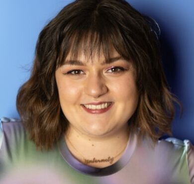 Teresa Reichl, Bis Jetzt, KULTUR+KONGRESS FORUM ALTÖTTING, Foto Agentur Zweigold Die Kabarettistin Teresa Reichl guckt fröhlich in die Kamera.