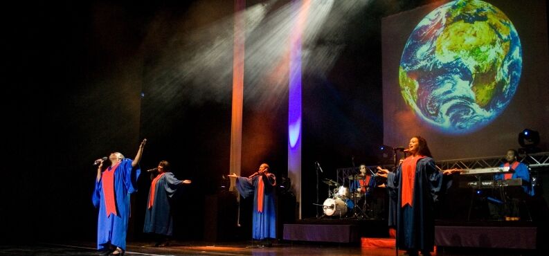 The USA Gospel Singers&Band, Frank Seer Showservice International, Kultur+Kongress Forum Altötting, Foto Lisa Gramlich Das Ensemble der USA Gospel Singers gemeinsam auf der Bühne.