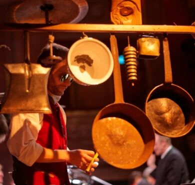 Opern auf Bayrisch, Gerd Anthoff, Monika Gruber, Michael Lerchenberg, Kultur+Kongress Forum Altötting, Foto Matthias Reithmeier Töpfe, Pfannen, Kehrbleche dienen dem Percussionisten als "Trommel".