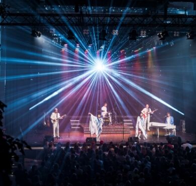 Sänger und Tänzer der Show Abba auf der Bühne. 