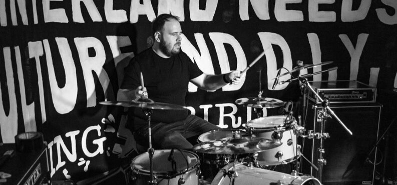 Sonic Fuze, Slayer by North of Hell, Abriss, Forum, Altoetting, Bild Band Ein Mann sitzt am Schlagzeug.