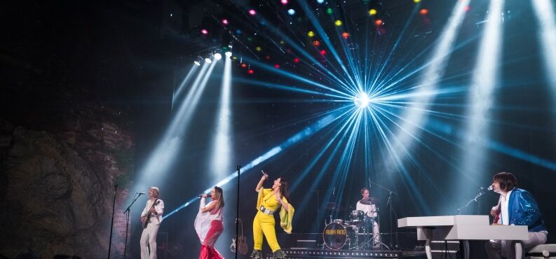 Sänger und Tänzer der Show Abba auf der Bühne. 