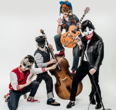 KOOL KATZ, Kultur+Kongress Forum Altötting, Foto: Band Die vier Bandmitglieder von KOOL KATZ mit Instrumenten in pyramidenförmiger Aufstellung