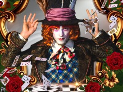 Alice, Zirkusshow, Forum, Altötting, Bild Grusha Media Bunte Figuren aus dem Zirkus.