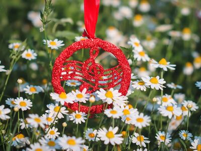 Blumenfeld und Noten-Schlüssel-Anhänger