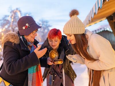 Führung "Weihnacht Rauhnacht Neujahrszauber" in Altötting, Foto Dirschl Drei Frauen riechen an einem Weihrauchfäschen.
