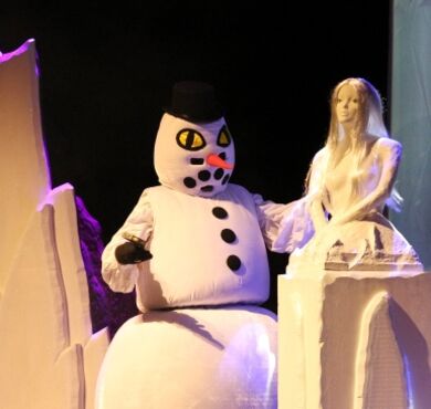 Tabaluga, Lilli, forum,Altötting, Peter Maffay, Bild Why Not Events Der Schneemann sieht eine Statue von Tabalugas Freundin Lilli.